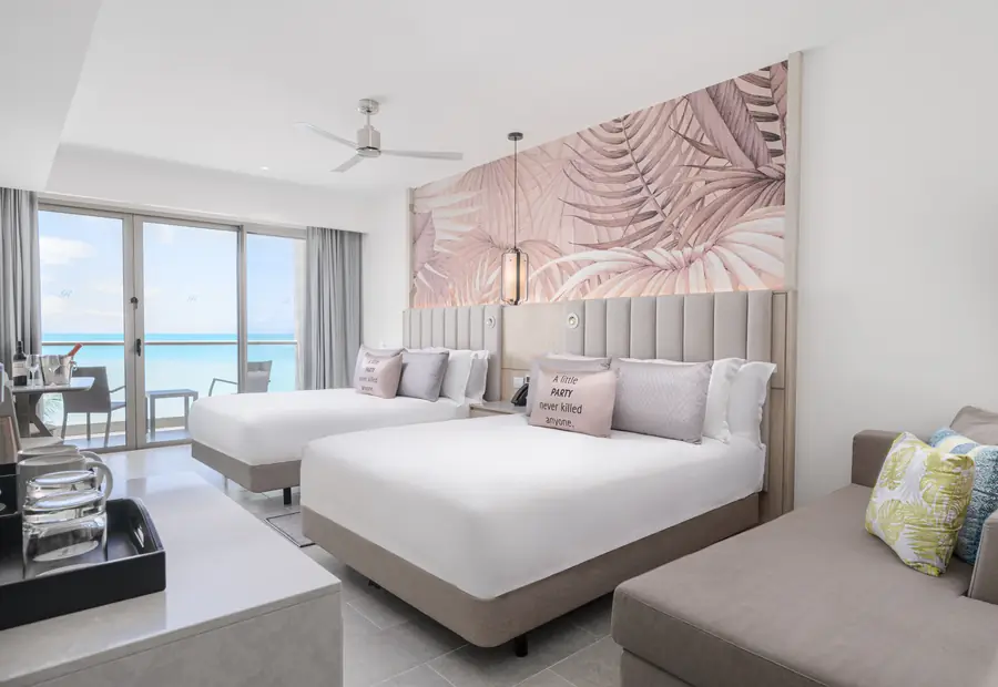 Junior Suite Beachfront Swim-Out — Beachfront Junior Suite